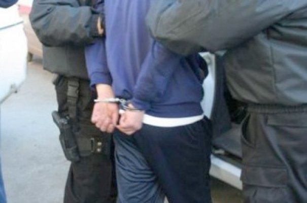 Depistat de poliţişti, cu sacii furaţi în spinare